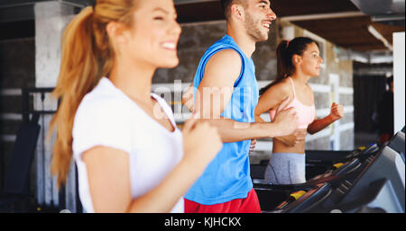 Bild von Menschen, die auf Laufband im Fitnessstudio Stockfoto