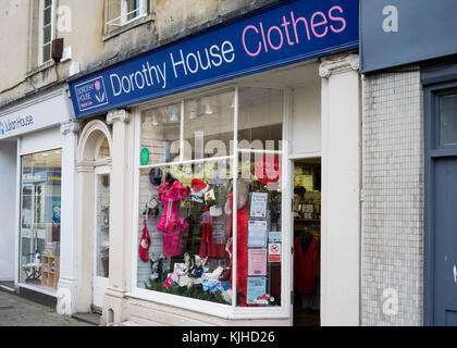 Dorothy Haus & Julian House Läden von Wohltätigkeitsorganisationen auf der High Street. Stockfoto