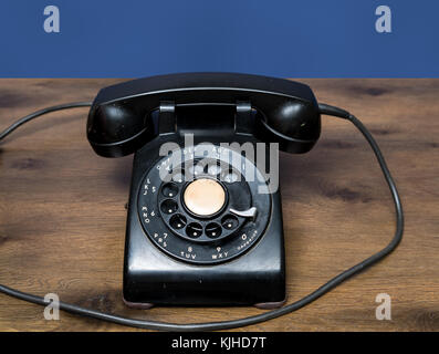 Antike alte Drehschalter Telefon am Schreibtisch aus Holz Stockfoto