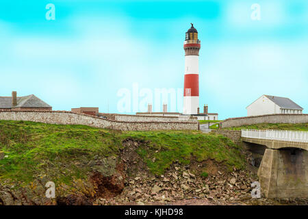 Buchan Ness Lighthouse in der Ortschaft Boddam, 1827 gegründet, markiert den Eingang zum Hafen Peterhead, Aberdeenshire, Schottland, Großbritannien Stockfoto