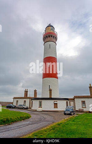 Buchan Ness Lighthouse in der Ortschaft Boddam, 1827 gegründet, markiert den Eingang zum Hafen Peterhead, Aberdeenshire, Schottland, Großbritannien Stockfoto