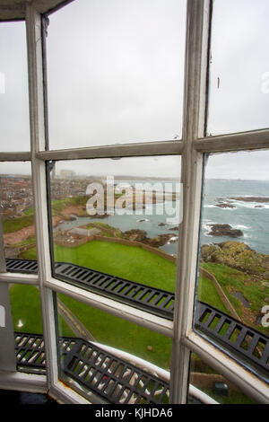 Der Blick von der Laterne in Richtung Peterhead an Buchan Ness Lighthouse, Boddam, Aberdeenshire, Schottland, Großbritannien Stockfoto