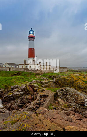 Buchan Ness Lighthouse in der Ortschaft Boddam, 1827 gegründet, markiert den Eingang zum Hafen Peterhead, Aberdeenshire, Schottland, Großbritannien Stockfoto