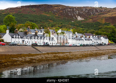 Eine Terrasse von Waterfront Häuser und Geschäfte mit Blick auf Loch Broom am Ufer Straße in Ullapool, Highland, Schottland, UK Stockfoto