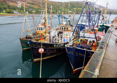 Eine Sammlung von traditionellen Fischerboote in Loch Broom in Ullapool, Highland, Schottland, UK günstig Stockfoto