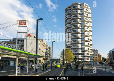 Croydon Nr. 1 oder das Threepenny Bit Building neben der East Croydon Station. Gestaltet von Richard Seifert in den 1960er Jahren. Stockfoto