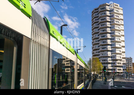 Croydon Nr. 1 oder das Threepenny Bit Building neben der East Croydon Station. Gestaltet von Richard Seifert in den 1960er Jahren. Stockfoto