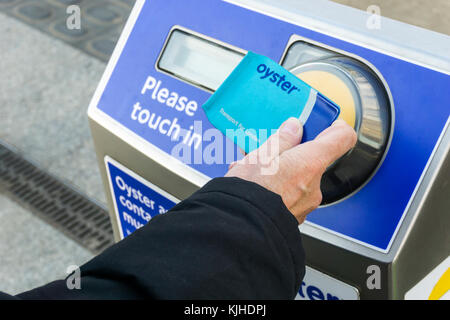 Passagier mit einem kontaktlosen Oyster Card der Fahrpreis auf Londons öffentlichen Verkehrsmitteln zu zahlen Stockfoto