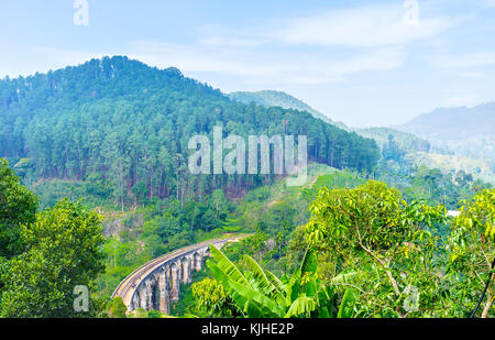 Die große Hochland von Sri Lanka sind mit Wäldern bedeckt und Verstecken, eines der wichtigsten Wahrzeichen von Ella - die neun Bogenbrücke, zwischen Ella entfernt Stockfoto