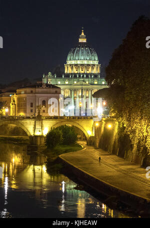 Rom (Italien) - der Tiber und die monumentale Lungotevere, mit dem Castel Sant'Angelo und St. Peter im Vatikan, in der Dämmerung Stockfoto