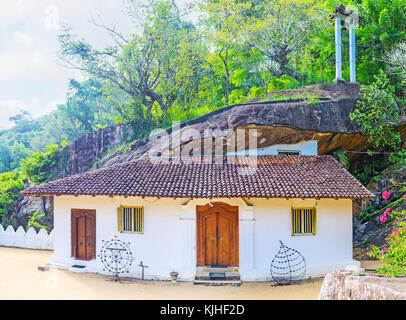 Die Fassade des bogoda buddhistischen Tempel, antike Sehenswürdigkeiten, in den Bergen von Sri Lanka, ketawala entfernt. Stockfoto