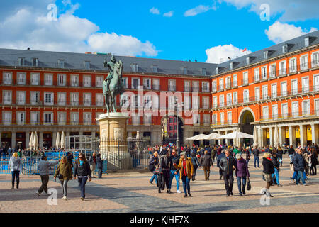 Madrid, Spanien - 07.November 2016: Menschen auf der Plaza Mayor mit der Statue des Königs Philips iii in Madrid Stockfoto