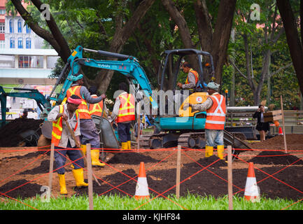 Singapur - Jan 16, 2017: Arbeitnehmer arbeiten im öffentlichen Park in Singapur. Singapur ist eine große politische, finanzielle und kulturelle Zentrum in Asien. Stockfoto