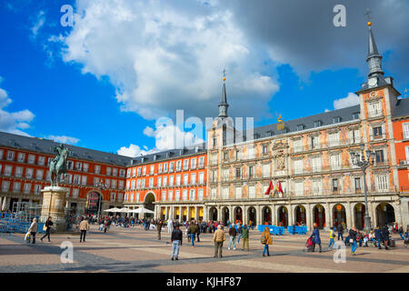 Madrid, Spanien - 07.November 2016: Menschen auf der Plaza Mayor mit der Statue des Königs Philips iii in Madrid Stockfoto