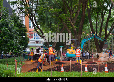 Singapur - Jan 16, 2017: Arbeitnehmer arbeiten im öffentlichen Park in Singapur. Singapur ist eine große politische, finanzielle und kulturelle Zentrum in Asien. Stockfoto