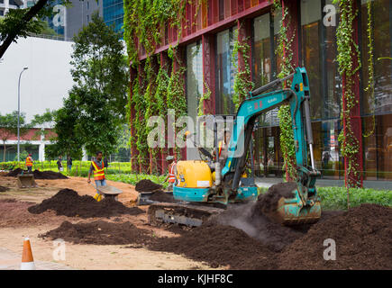 Singapur - Jan 16, 2017: Arbeitnehmer arbeiten im öffentlichen Park in Singapur. Singapur ist eine große politische, finanzielle und kulturelle Zentrum in Asien. Stockfoto