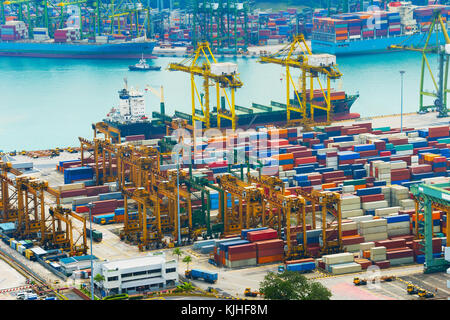 Laden von Schiff am Singapore industrial Port. Luftaufnahme. Hintergrund Stockfoto