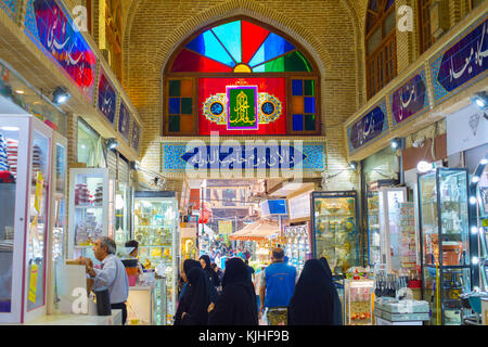 Teheran, Iran - 22. Mai 2107: die Menschen in Teheran Grand Bazaar. Der große Basar ist ein alter historischer Markt in Teheran. Stockfoto