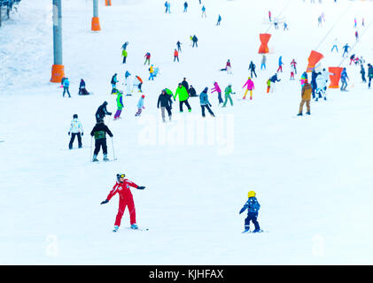 Bukovel, Ukraine - Dec 11, 2015: Skikurs an einem Berghang im Skigebiet Bukovel Bukovel. ist ein sehr beliebtes Skigebiet in der Ukraine, in 2012 war Stockfoto