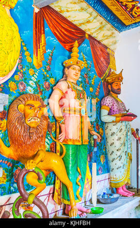 Ketawala, Sri Lanka - Dezember 1, 2016: Die farbigen Statuen von brüllenden Löwen und alten Könige in bogoda Tempel, am 1. Dezember in ketawala. Stockfoto