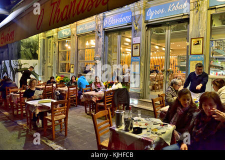 Am Abend draußen im Griechischen Restaurant in beliebten malerischen Plaka Viertel im Zentrum von Athen, in der Nähe von Monastiraki und Ermou Straße, Athen, Griechenland sitzen Stockfoto