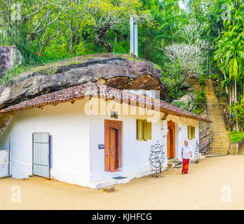 Ketawala, Sri Lanka - Dezember 1, 2016: das Bild Haus Der bogoda Tempel ist unter den riesigen Felsen im Dschungel Wald gebaut, am 1. Dezember in ketawala. Stockfoto