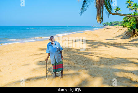 Bentota, Sri Lanka - Dezember 6, 2016: Das Porträt der Älteren in den Ruhestand Fischer, ruht auf der gemütlichen Sandstrand, am 6. Dezember in Bentota. Stockfoto