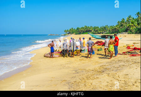 Bentota, Sri Lanka - Dezember 6, 2016: Die Crew arbeitet auf dem malerischen Sandstrand mit Linie der grünen Palmen entlang der Küste, am 6. Dezember in Stockfoto