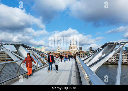 Blick über die Millennium Bridge und der Themse zur St. Pauls Cathedral, London, England, UK Stockfoto