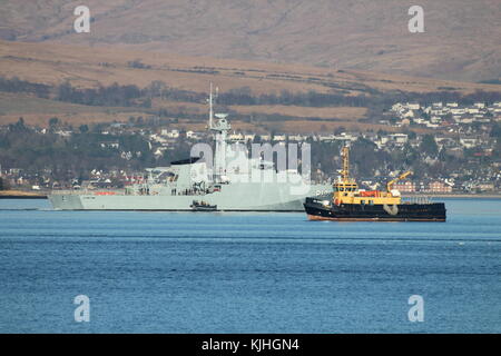 NaPaOc Apa (P121), eine Korvette der brasilianischen Marine der Amazonas-Klasse, mit dem Admiralty-Tender SD Oronsay, vor Greenock am Firth of Clyde. Stockfoto