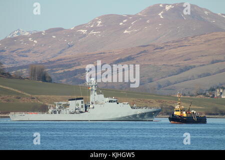 NaPaOc Apa (P121), eine Korvette der brasilianischen Marine der Amazonas-Klasse, mit dem Admiralty-Tender SD Oronsay, vor Greenock am Firth of Clyde. Stockfoto