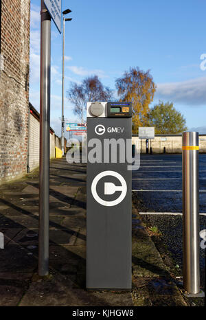 Gmev Elektrofahrzeug-Ladestelle, Elektroauto-Ladestelle mit leeren Parkbuchten im Hintergrund council-Parkplatz in Bury lancashire uk Stockfoto