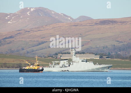 NaPaOc Apa (P121), eine Korvette der brasilianischen Marine der Amazonas-Klasse, mit dem Admiralty-Tender SD Oronsay, vor Greenock am Firth of Clyde. Stockfoto