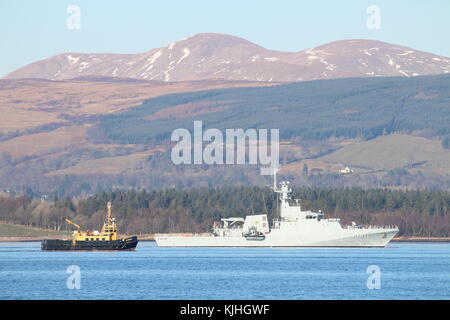 NaPaOc Apa (P121), eine Korvette der brasilianischen Marine der Amazonas-Klasse, mit dem Admiralty-Tender SD Oronsay, vor Greenock am Firth of Clyde. Stockfoto