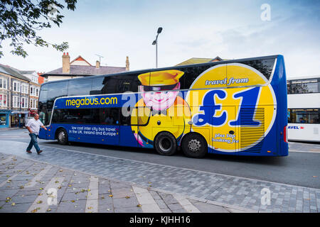 Megabus, UK Low Cost Intercity Bus Bus in Aberystwyth, Abfahrt nach London Stockfoto