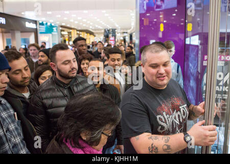 Vor dem Black Friday-Event warten Einkäufer vor dem Eingang zu einem Spiel des führenden Spielehändlers im Westfield-Einkaufszentrum in Stratford. Stockfoto