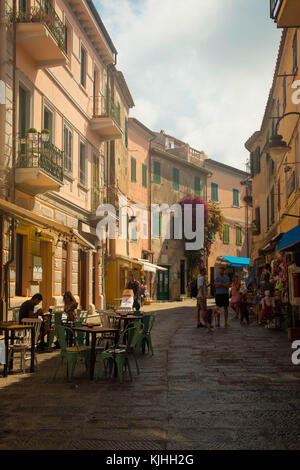 Capoliveri Hauptstraße am sonnigen Tag. Insel Elba, Toskana, Italien. Stockfoto