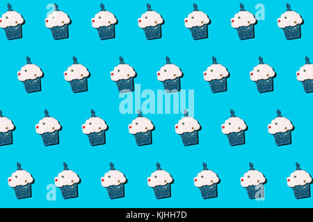 Muffin wiederholte Muster auf blauem Hintergrund Stockfoto