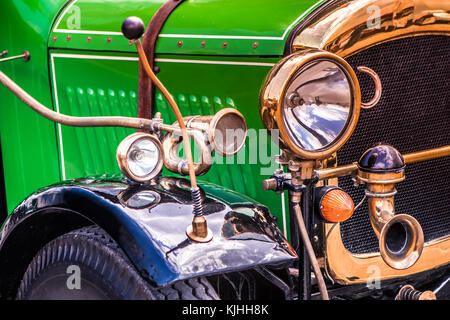Detaillierte Nahaufnahme einer grünen Classic oldtimer Auto. Stockfoto
