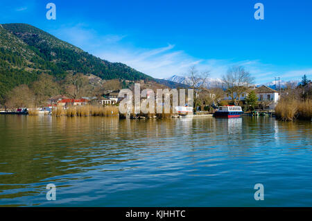 Die pictursque Ufer der Insel von Kyra frosini nissaki am See Pamvotida, Ioannina, Griechenland. Stockfoto