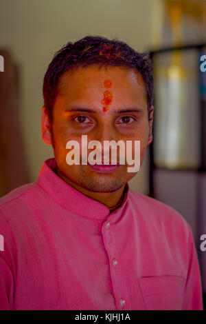 KATHMANDU, NEPAL - 04. SEPTEMBER 2017: Porträt eines nicht identifizierten nepalesischen Mannes in traditioneller Kleidung von Kathmandu, Nepal Stockfoto