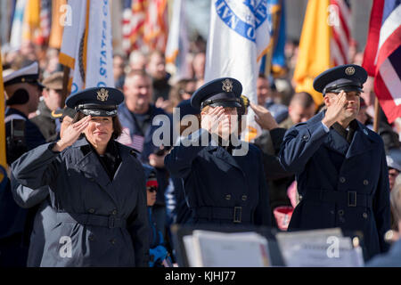 Flieger mit der 11 Flügel begrüssen die US-Flagge während der 64. nationalen Veteranen Tag Beachtung auf dem Arlington National Cemetery in Arlington, Va., Nov. 11, 2017. Vizepräsident Michael R. Pence, US-Streitkräfte Führer und Veteranen aus jeden Zweig der militärischen nahmen an der Veranstaltung zu Ehren der vielen militärischen Mitglieder, die gedient haben und sind derzeit in den Militärdienst. Die US Air Force Concert Band war in der Einhaltung. (U.S. Air Force Foto von Flieger 1. Klasse Valentina Lopez) Stockfoto