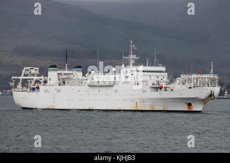 USNS Zeus (T-ARC-7), ein von der US Navy betriebenes Kabelverlegungs- und Reparaturschiff der Zeus-Klasse, vor Gourock auf einer Rückreise zum Marinestützpunkt Faslane. Stockfoto