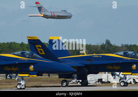 PENSACOLA, Florida (Nov. 11, 2017) - Flugzeuge Piloten durchführen Antenne fungiert während der 2017 Naval Air Station (NAS) Pensacola Blue Angels Homecoming Airshow, 07.11.11. Stockfoto