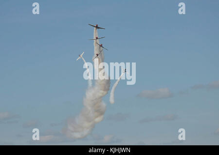 PENSACOLA, Florida (Nov. 11, 2017) - Flugzeuge Piloten verhalten Antenne fungiert während der 2017 Naval Air Station (NAS) Pensacola Blue Angels Homecoming Airshow, 07.11.11. Stockfoto