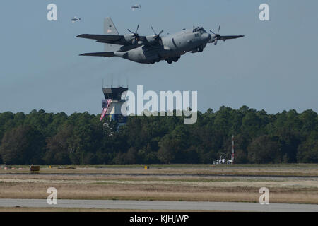 PENSACOLA, Florida (Nov. 11, 2017) - Flugzeuge Piloten verhalten Antenne fungiert während der 2017 Naval Air Station (NAS) Pensacola Blue Angels Homecoming Airshow, 07.11.11. Stockfoto