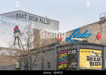 Street Art neben der Lido - ein Veranstaltungsort/Verein in der Schlesischen Straße in Berlin Kreuzberg im Jahr 2017, Deutschland Stockfoto