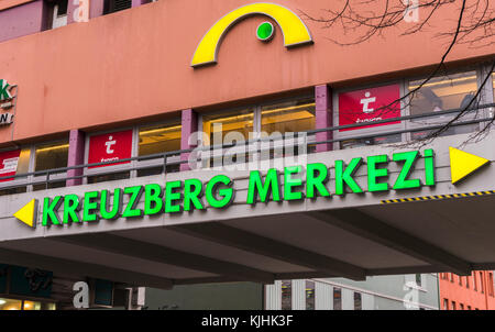 "Kreuzberg Merkezi" die Türkische Bezeichnung für Zentrum Kreuzberg - einer Wohnsiedlung am Kottbusser Tor in Berlin-Kreuzberg, Deutschland Stockfoto