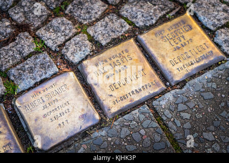 Stolpersteine (Memorial Steine) in einer Straße in Berlin an die Opfer der nationalsozialistischen Vernichtungslager gedenken - vor allem Juden - in Berlin, Deutschland Stockfoto