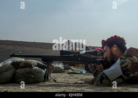 Afghanische Commando Sportschützen nehmen Ziel während der Commando spezielle Waffen Kurs Training im Camp Commando, Kabul, Afghanistan, Nov. 12, 2017. Camp Commando ist die Heimat der Afghan National Army Special Operations Command's School of Excellence. Der SOE ist für die Ausbildung von zusätzlichen 4.000 Kommandos vor Beginn des nächsten Frühling in Unterstützung der Afghanischen 2020 Road Map verantwortlich. Der Grundstein der Afghanischen 2020 Fahrplan ist die Verdoppelung der Größe des Afghanischen spezielle Sicherheitskräfte in den nächsten vier Jahren. (U.S. Air Force Foto von älteren Flieger Sean Carnes) Stockfoto